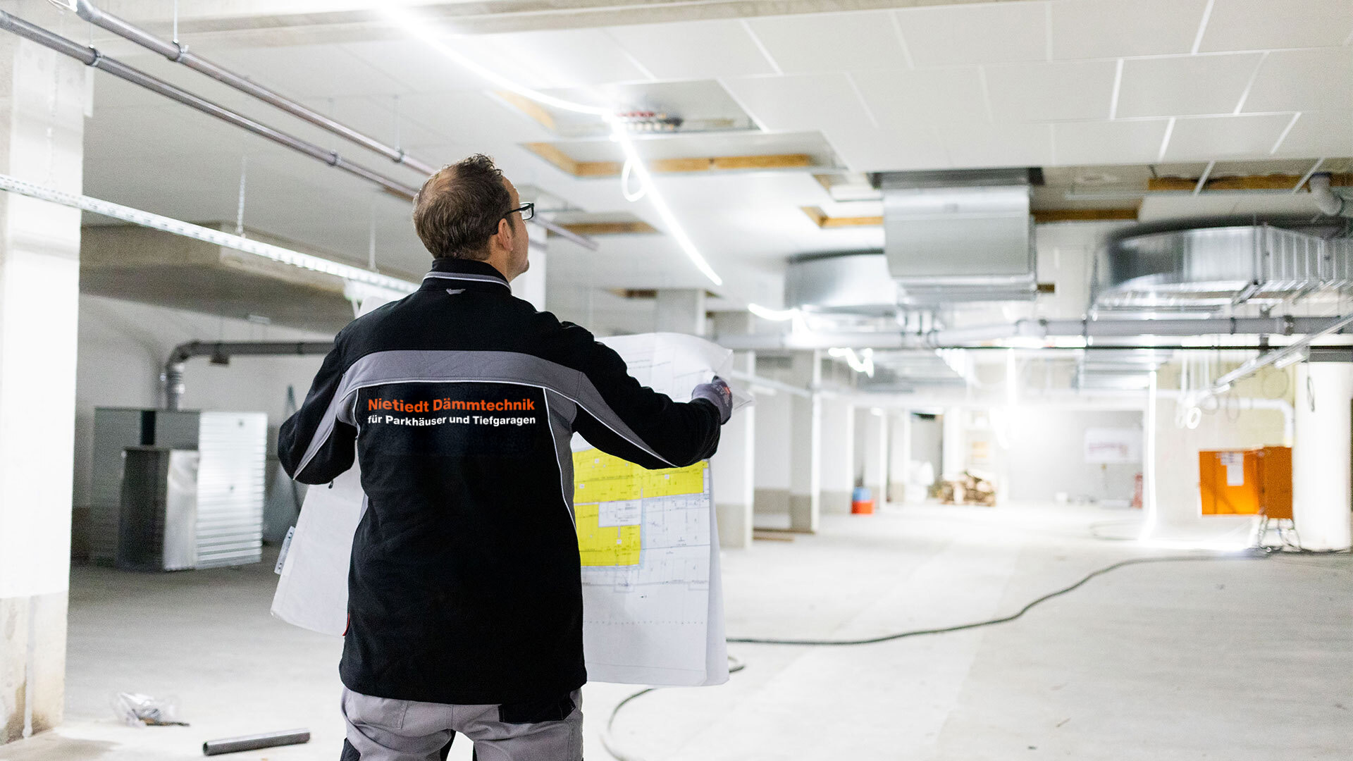 Mitarbeiter der Nietiedt Dämmtechnik GmbH in einer Tiefgarage